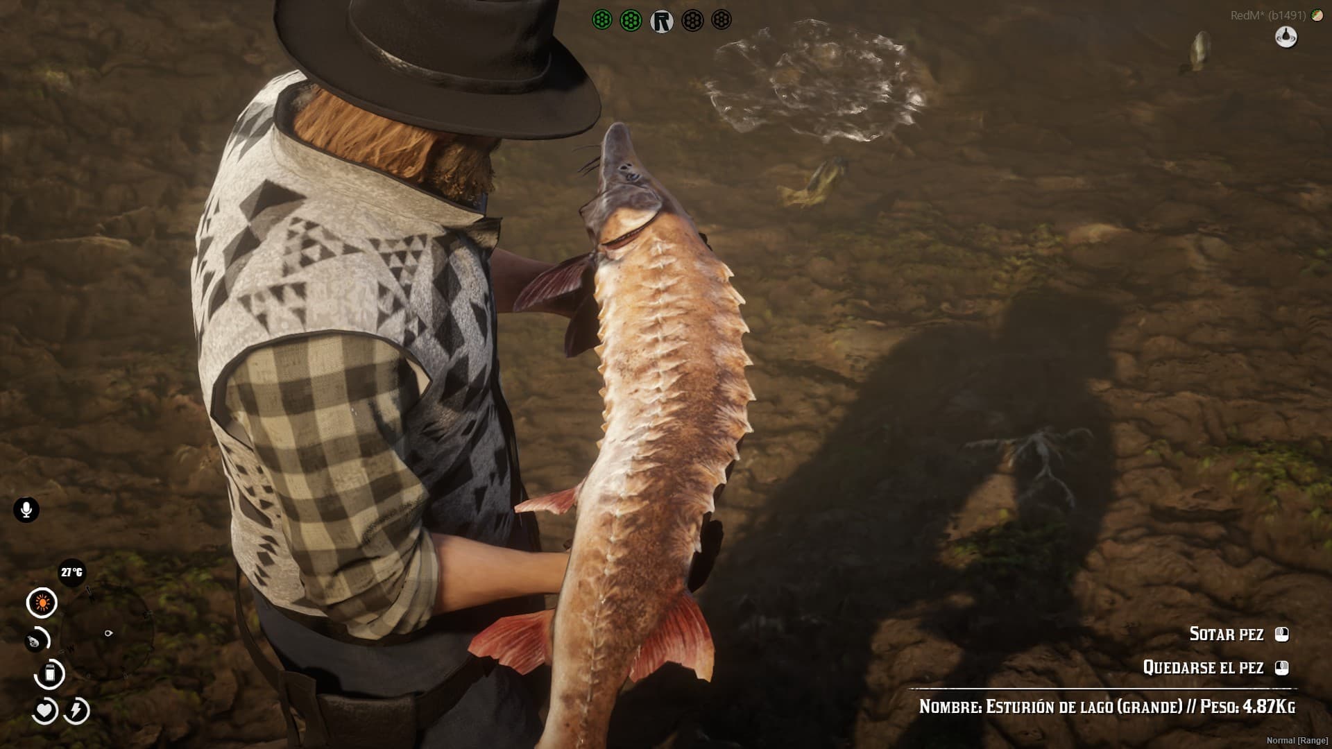 Momento de pesca junto al río